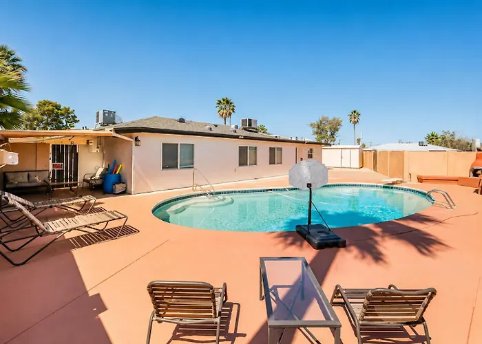 Homestay Malibu With Pool For Students & Young Professionals! *