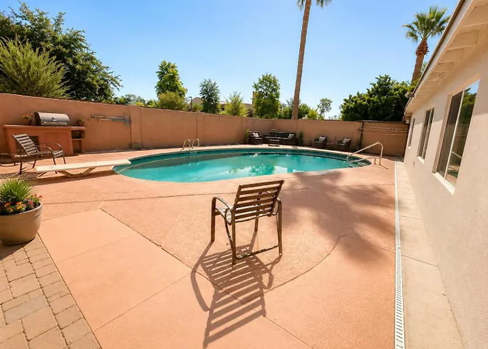 Malibu With Pool For Students & Young Professionals! Homestay *