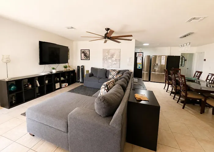 Homestay Malibu With Pool For Students & Young Professionals! *