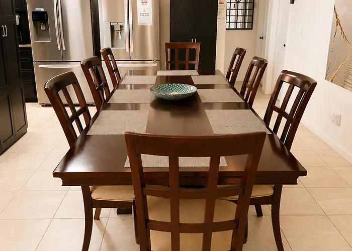 Malibu With Pool For Students & Young Professionals! Homestay