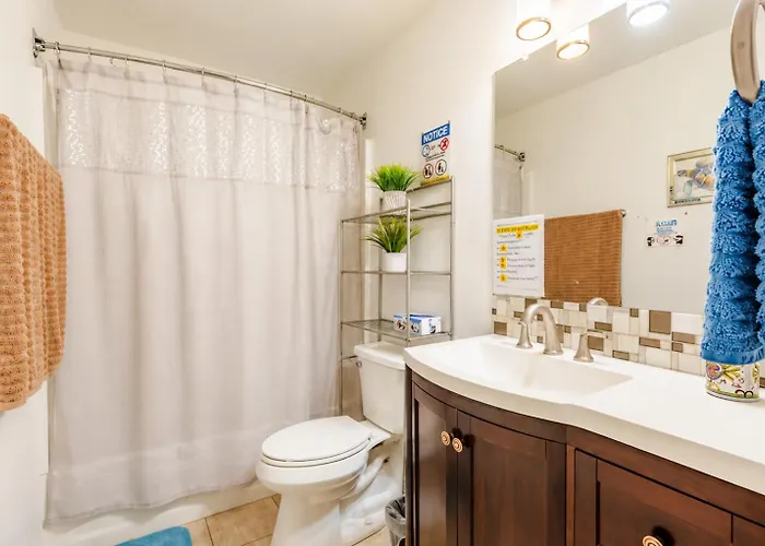 Malibu With Pool For Students & Young Professionals! Homestay *