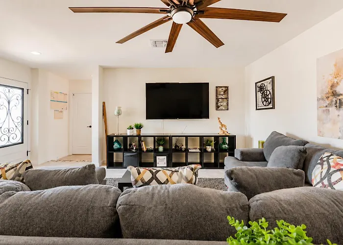 Malibu With Pool For Students & Young Professionals! * Tempe