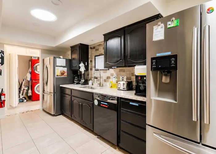Malibu With Pool For Students & Young Professionals!