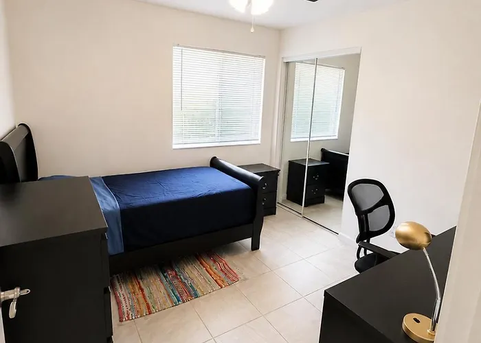 Malibu With Pool For Students & Young Professionals! Homestay