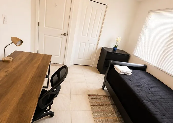 Malibu With Pool For Students & Young Professionals! Homestay *