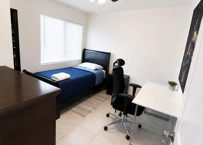 Malibu With Pool For Students & Young Professionals!
