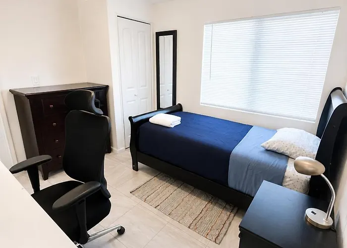 Privatunterkunft Malibu With Pool For Students & Young Professionals!