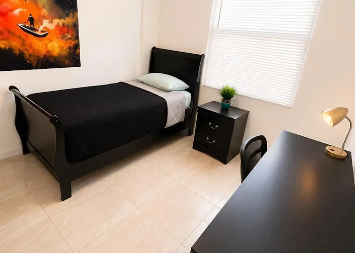 Malibu With Pool For Students & Young Professionals! Homestay