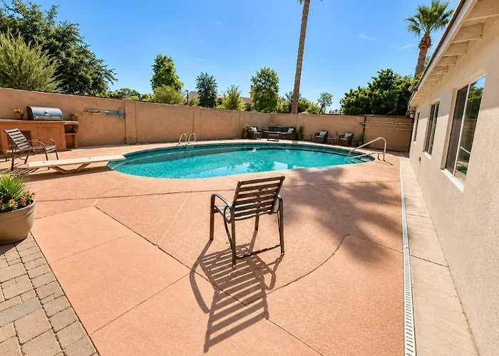 Homestay Malibu With Pool For Students & Young Professionals!